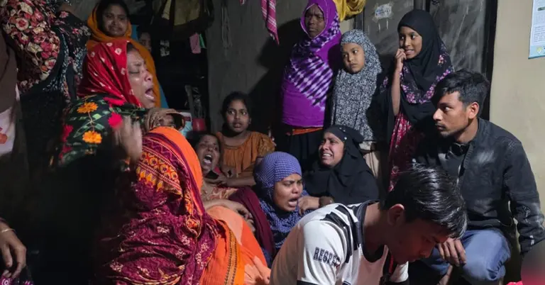 মরদেহের পাশে স্বজনদের আহাজারি